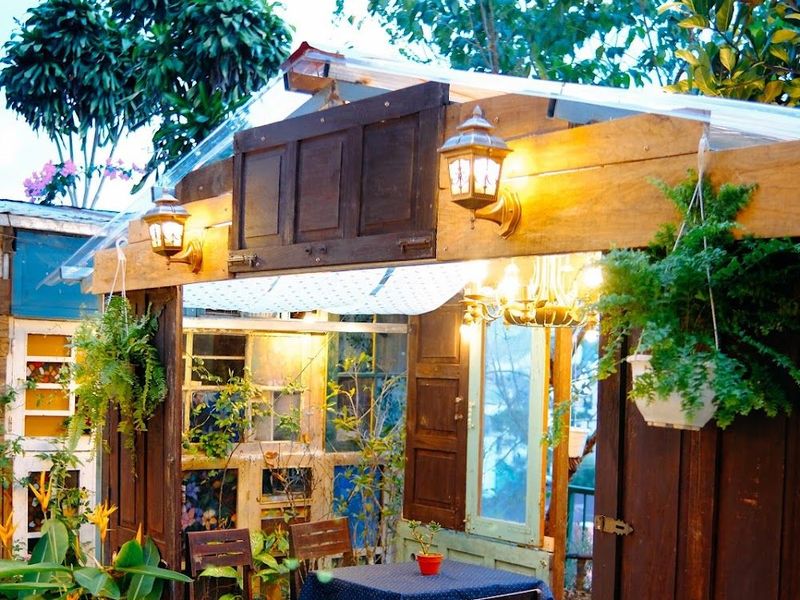 Dưới Tán Thông Già Coffee House