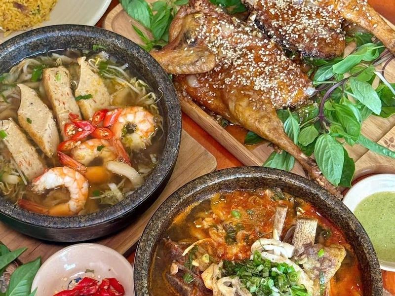 Gà Hầm Thố Đá